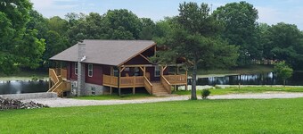 Garrett's Private Lake House with Horse Barn in wonderful Jamestown;