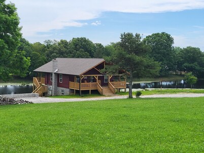 Garrett's Private Lake House with Horse Barn in wonderful Jamestown;