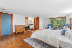 2 bedrooms, desk, WiFi, bed sheets