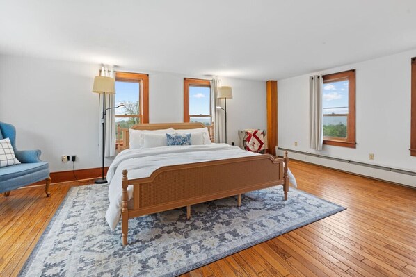 2 bedrooms, desk, WiFi, bed sheets