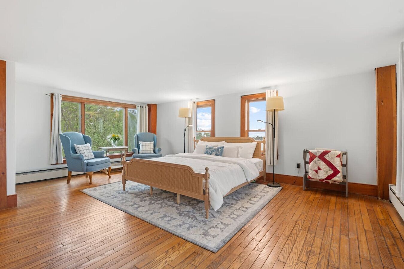 Desk, WiFi, bed sheets