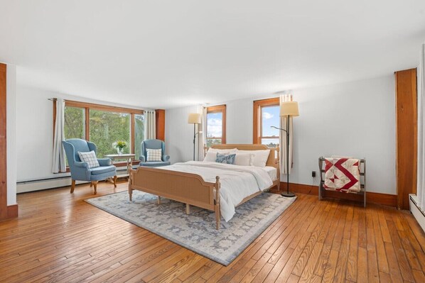 2 bedrooms, desk, WiFi, bed sheets