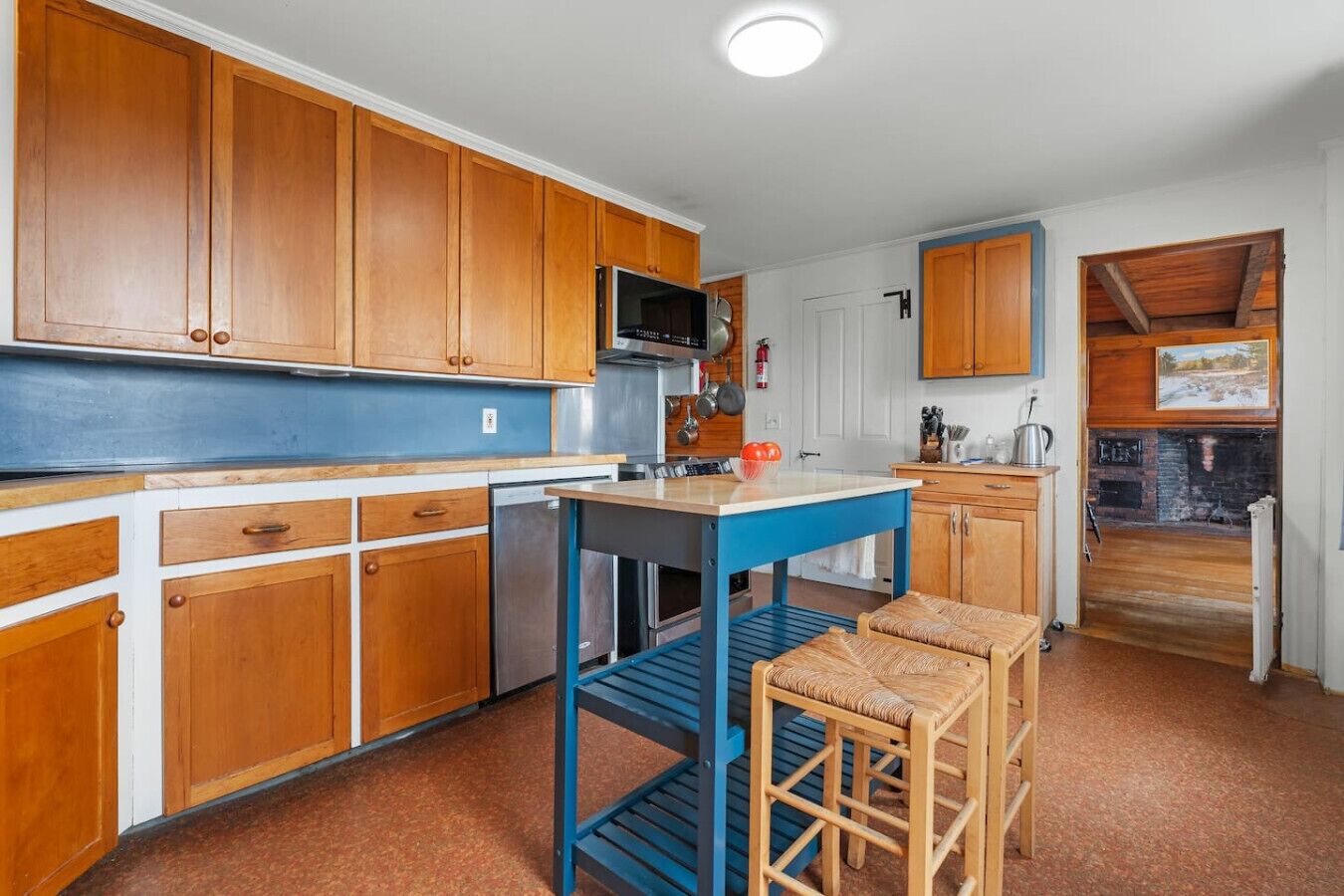 Een koelkast, een magnetron, een koffiezetapparaat/waterkoker