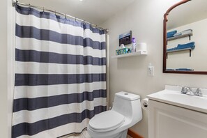 Hair dryer, toilet paper - B - Farm Suite on a Cattle Farm (Loudon)