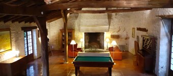 Large, typically Quercy farmhouse from the 18th century