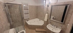 Luxury Suite, City View | Bathroom | Combined shower/tub, free toiletries, towels, soap - LUCIO I (Cachi)