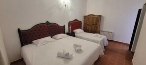 Classic Triple Room, City View | Free WiFi - LUCIO I (Cachi)