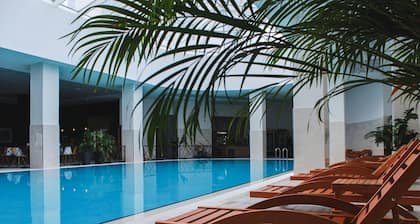 Deluxe Two Bedroom Condo & Pool on 5th Floor