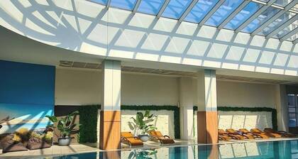 Deluxe Two Bedroom Condo & Pool on 5th Floor
