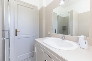 Douche, sĂšche-cheveux, bidet, serviettes fournies