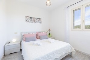 3 bedrooms, iron/ironing board, WiFi, bed sheets - Villa Marianna 1 km from beaches sea view, large garden, verandas, barbecue. (Pittulongu)