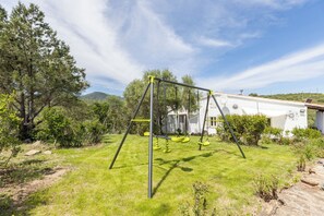 Children’s area - Villa Marianna 1 km from beaches sea view, large garden, verandas, barbecue. (Pittulongu)