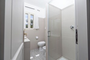 Dusche, Haartrockner, Bidet, Handtücher