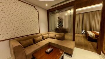 Executive Suite | 55-inch LED TV with satellite channels, fireplace, heated floors