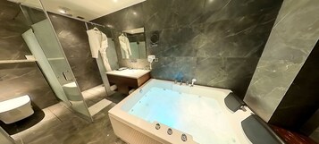 Suite Premium | Baño | Ducha y cabezal de ducha tipo lluvia