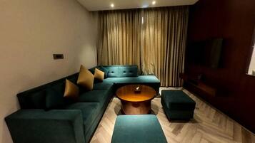 Premium Suite | Living area | 55-inch LED TV with satellite channels, fireplace, heated floors