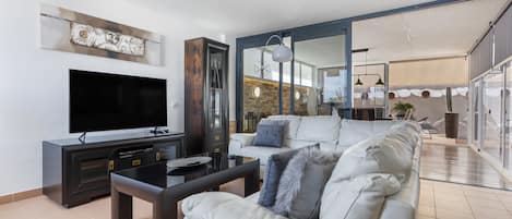 Fernseher, DVD-Player, Stereoanlage