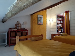 3 chambres, fer et planche à repasser, Wi-Fi, draps fournis