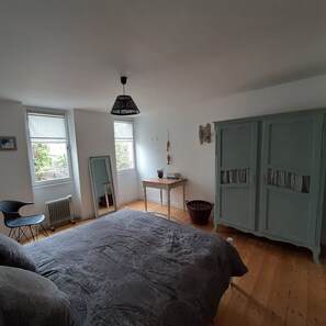 3 chambres, fer et planche à repasser, Wi-Fi, draps fournis