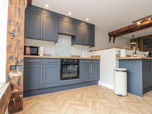 Dishwasher, cookware/dishes/utensils - Betsy's Burrow (Bridlington)