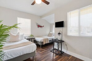 3 slaapkamers, een strijkplank/strijkijzer, reisbedje, wifi