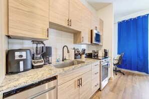 ثلاجة، ميكروويف، فرن، موقد طهي مسطح