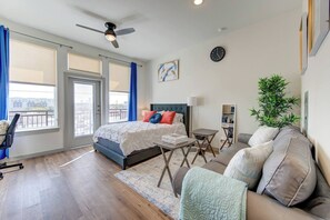 Iron/ironing board, free WiFi, bed sheets - This inviting living space is the perfect spot to relax and unwind (Houston)
