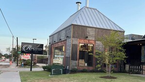 A building with a sign for Rosland's Grill & Bar.