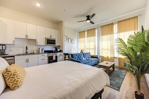 Iron/ironing board, free WiFi, bed sheets - This inviting living space is the perfect spot to relax and unwind (Houston)