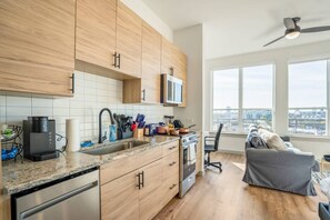 Jääkaappi, mikroaaltouuni, uuni, liesi