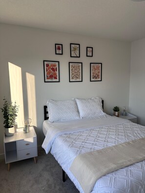 2 bedrooms, iron/ironing board, WiFi, bed sheets - Modern & Spacious 2BR 2BA Home 1HR from Rockies in Calgary (Calgary)