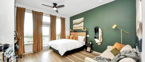 Tabla de planchar con plancha, wifi gratis y ropa de cama