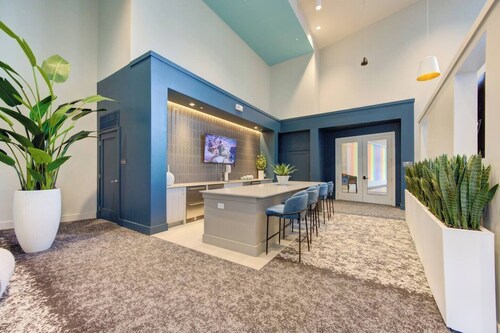 This is a cozy studio in the park row / energy corridor area of Houston, TX. perfect for a solo traveler or a small family.