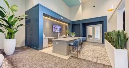 This is a cozy studio in the park row / energy corridor area of Houston, TX. perfect for a solo traveler or a small family.