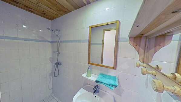 Een douche, een haardroger, handdoeken