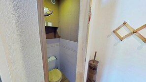 Een douche, een haardroger, handdoeken