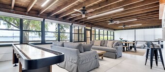 Sunset Cove Cottage – Breathtaking Lake Views & Lakeside Living