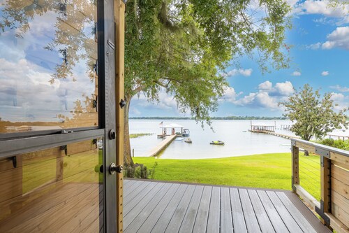 Sunset Cove Cottage – Breathtaking Lake Views & Lakeside Living