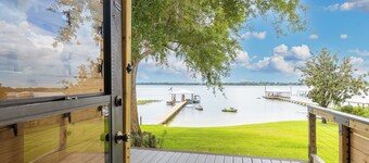 Sunset Cove Cottage – Breathtaking Lake Views & Lakeside Living