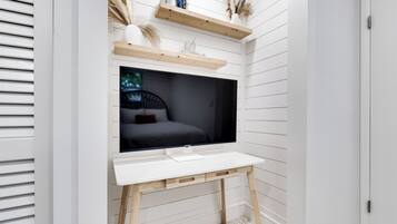 3 bedrooms, desk, iron/ironing board, free WiFi