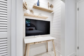 3 bedrooms, desk, iron/ironing board, free WiFi
