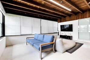 Smart TV, computer monitors