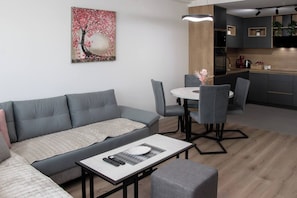 Apartment, 2 Schlafzimmer, barrierefrei, Gartenblick | Wohnzimmer