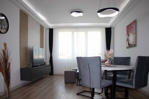Apartment, 2 Schlafzimmer, barrierefrei, Gartenblick | Esszimmer