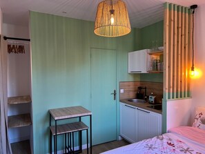 1 habitación, tabla de planchar con plancha, wifi y ropa de cama 