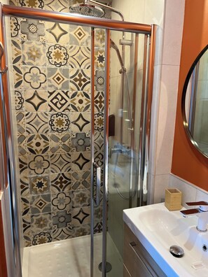 Hårføner, håndklær, såpe og toalettpapir