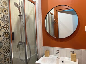 Secadora de cabello, toallas, jabón, papel de baño 