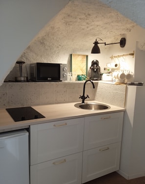 Fridge, microwave, stovetop, coffee/tea maker