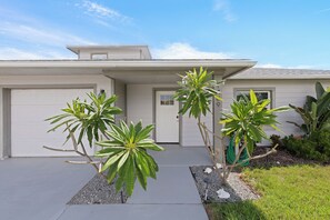 Exterior - ⛱️Golf Cart Available | Pet Friendly | Awesome Outdoor Space | Smyrna Sol⛱️ (New Smyrna Beach)