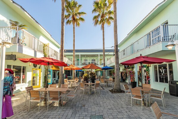 Outdoor dining - ⛱️Golf Cart Available | Pet Friendly | Awesome Outdoor Space | Smyrna Sol⛱️ (New Smyrna Beach)